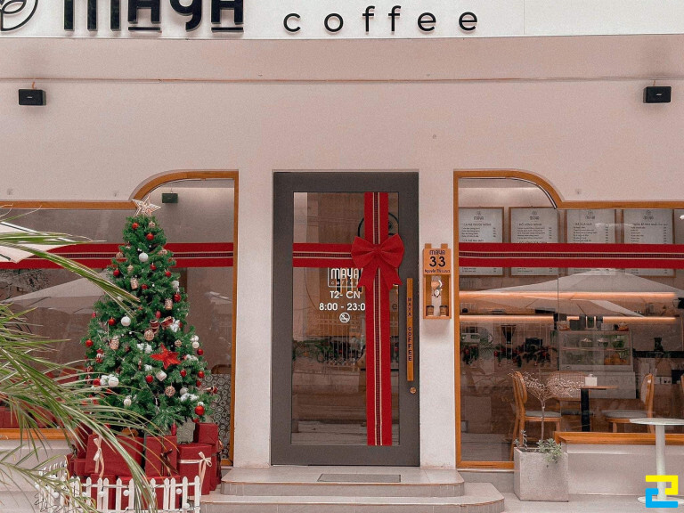 Trang trí noel quán cafe tại khu vực cửa quán