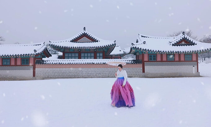 Du khách checkin trong tuyết rơi ở Gyeongbokgung