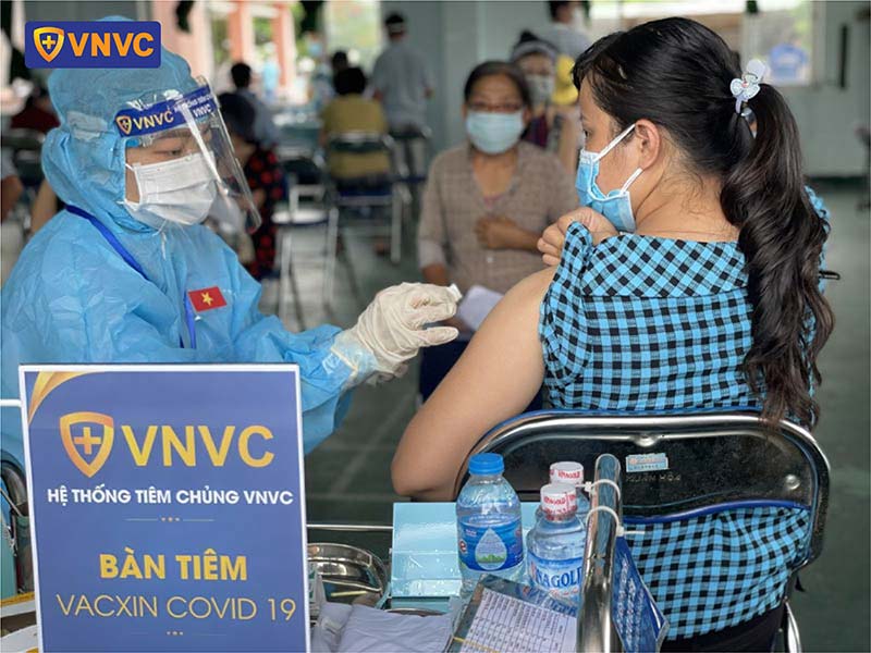 tiêm vắc xin covid