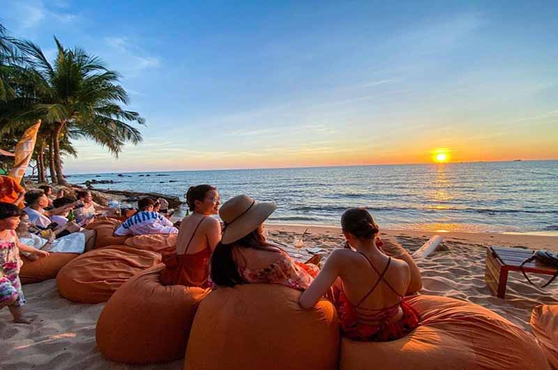 Đàn voi đi bộ trên biển - hình ảnh độc nhất vô nhị tại Sunset Sanato Beach Club