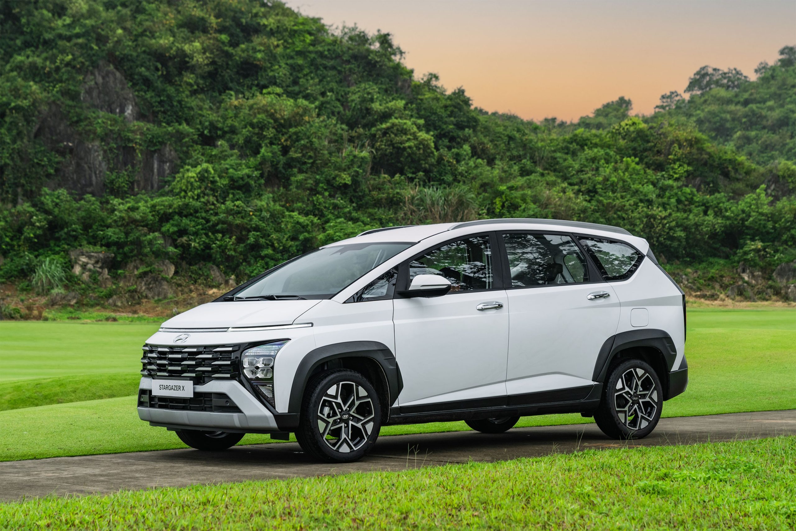 so sanh cac phien bản hyundai stargazer