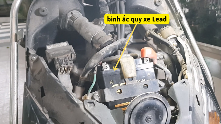 xe lead không lên điện