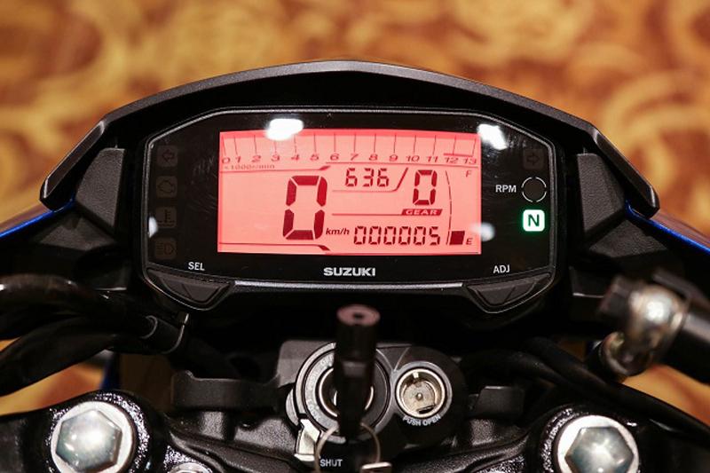 Suzuki Raider 2022 được trang bị đồng hồ LCD hiển thị đầy đủ chức năng