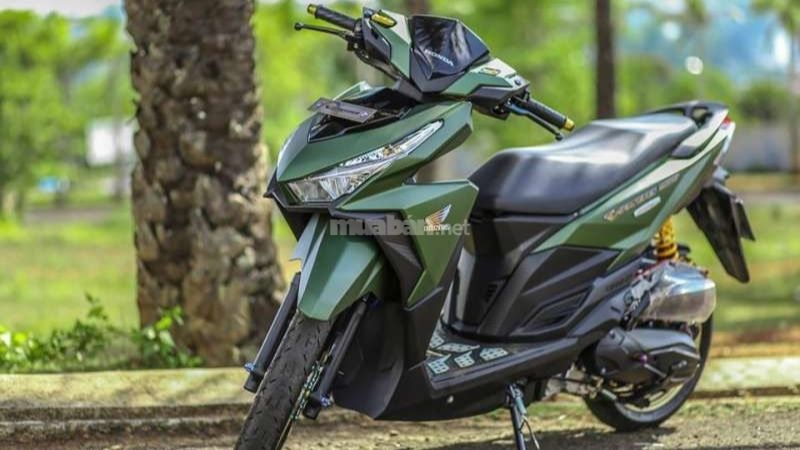 Vario 150 màu xanh hoà mình với thiên nhiên