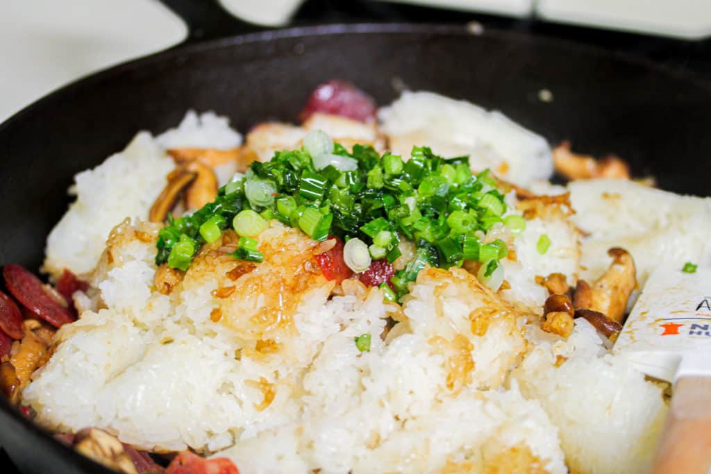 unmixed white sticky rice with green onions on top