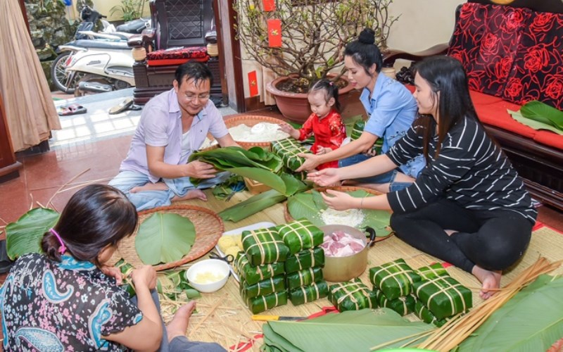 Bánh chưng bánh giầy thể hiện cho vũ trụ, nhân sinh.