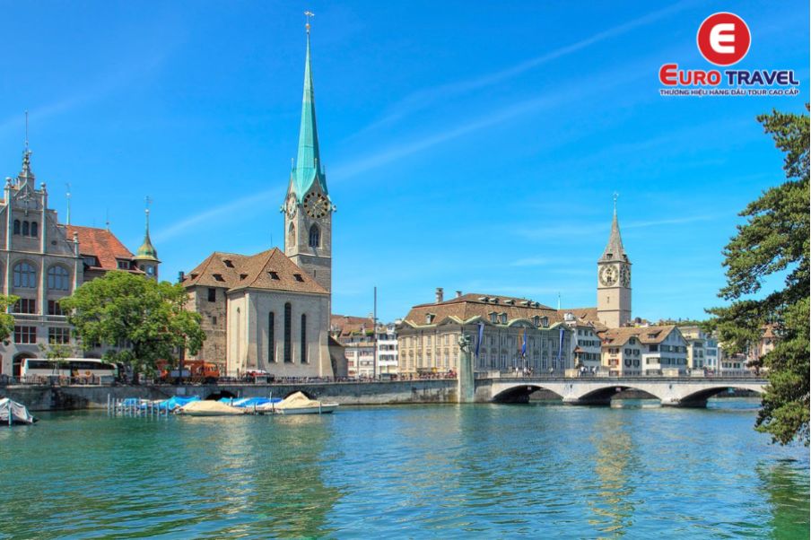 Thành phố Zurich tọa lạc tại bờ bắc của hồ Zurich