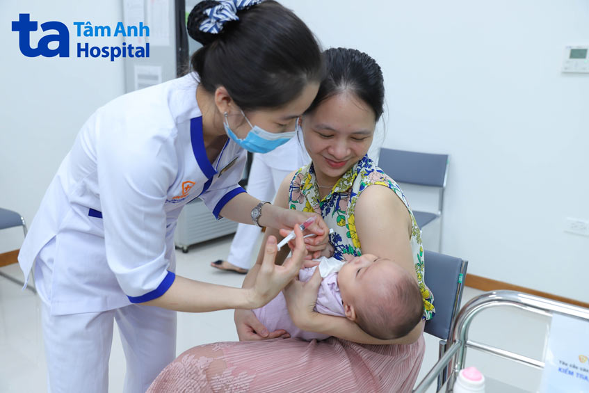 Uống vắc xin phòng tiêu chả do rotavirus