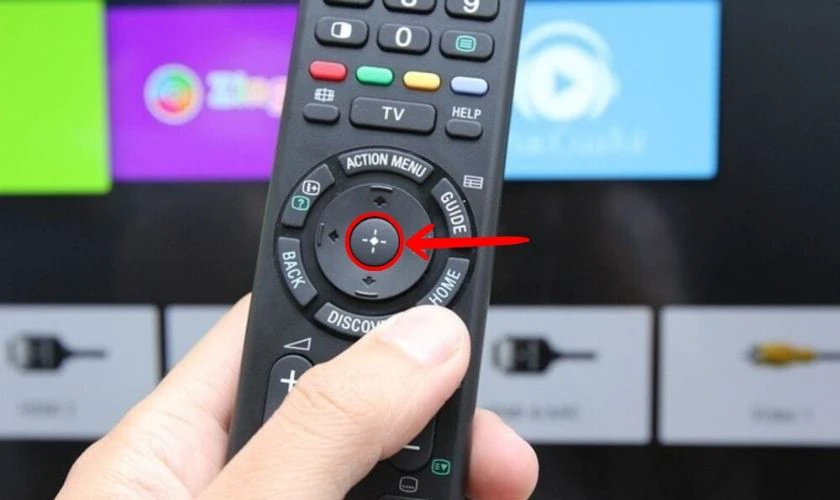 Bạn nhấn nút HOME trên remote