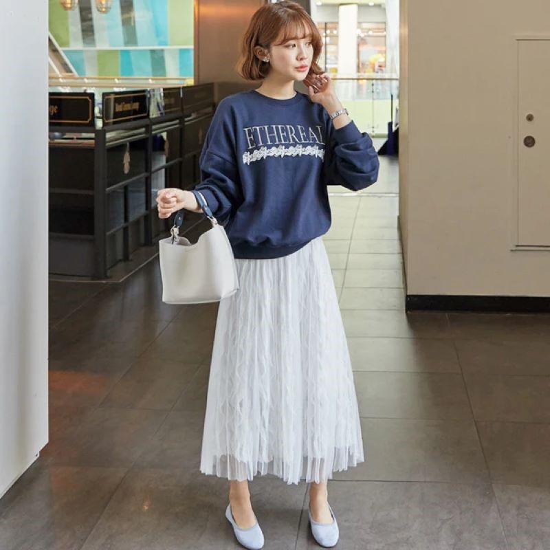 Chân váy voan trắng kết hợp với áo sweater