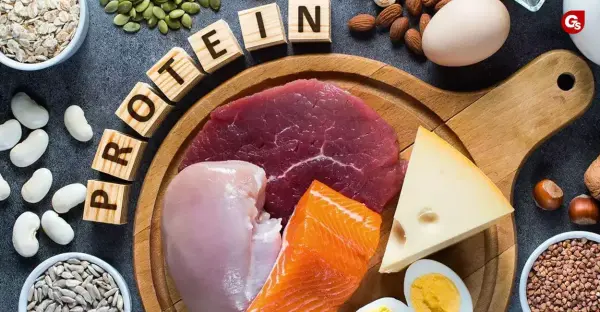 Hình ảnh hiển thị các thực phẩm giàu protein như thịt bò, gà, cá hồi, các loại hạt, trứng, và phô mai trên nền đậm màu.