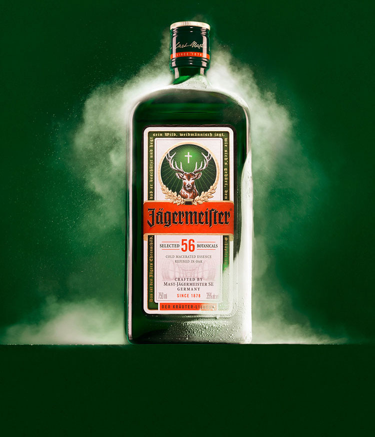 Chai Jagermeister vuông vức cùng màu xanh đặc trưng rất dễ nhận ra