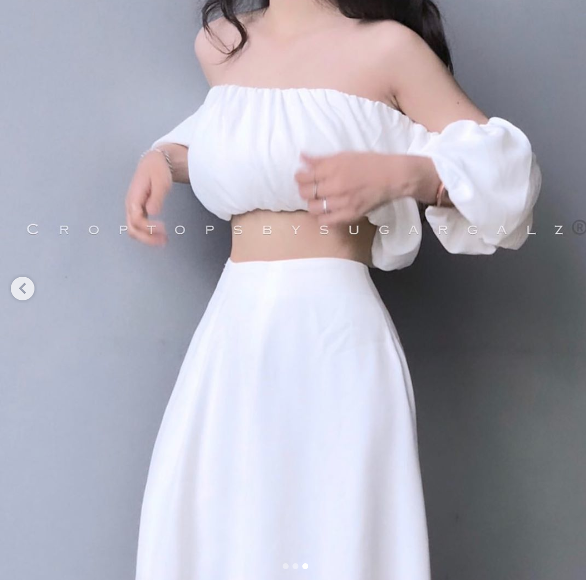 Áo croptop T-shirt với váy voan chiffon và váy xếp ly