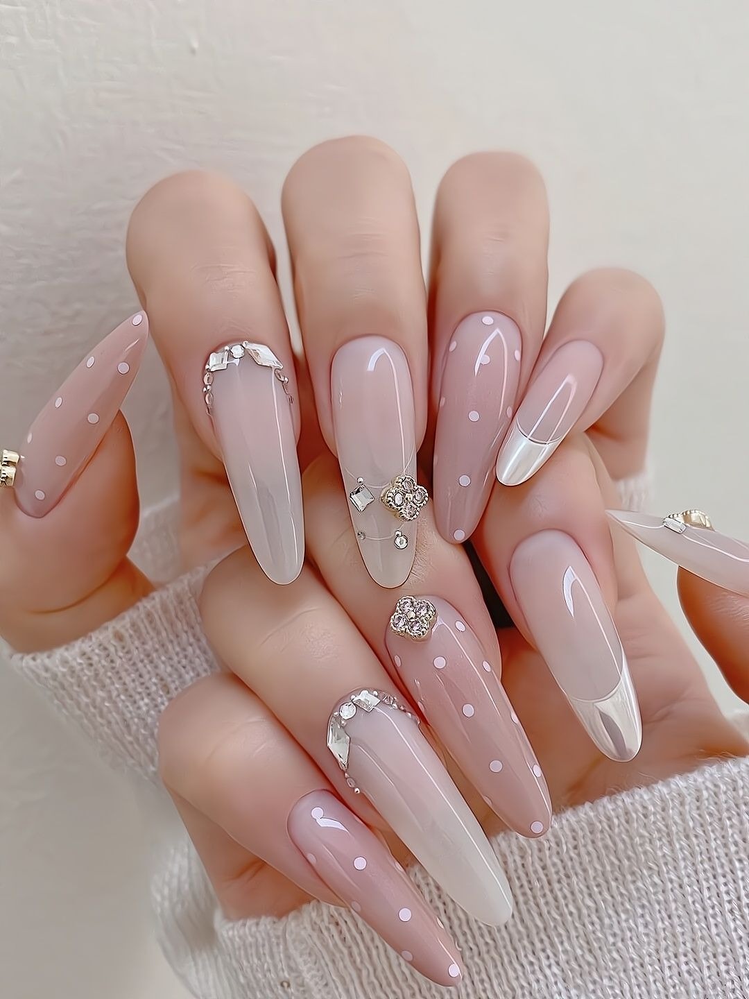 Sự tương phản giữa lớp nail trong suốt và các chấm bi đơn sắc sẽ tạo nên vẻ đẹp tinh tế, thanh lịch