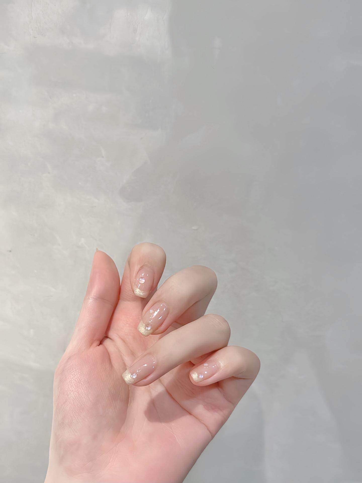 Việc kết hợp lớp nail trong suốt với ombre sẽ tạo nên sự hài hòa, đồng nhất giữa các gam màu