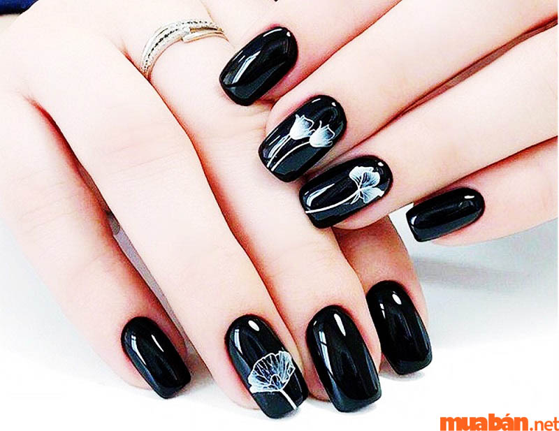 Mẫu nail đen trắng họa tiết hoa nữ tính và dịu dàng