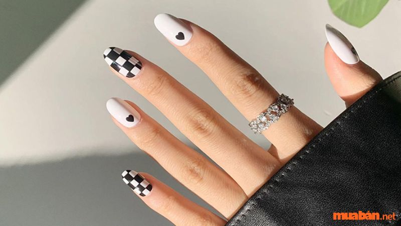 Mẫu nail đen trắng caro cỡ nhỏ