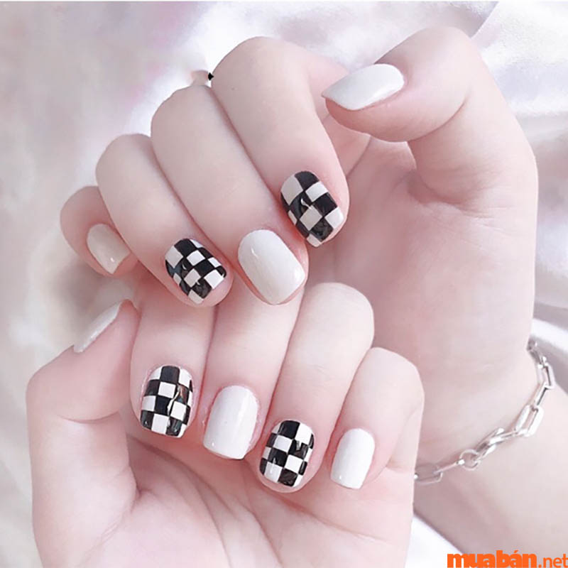 Mẫu nail đen trắng caro xen kẽ nhẹ nhàng