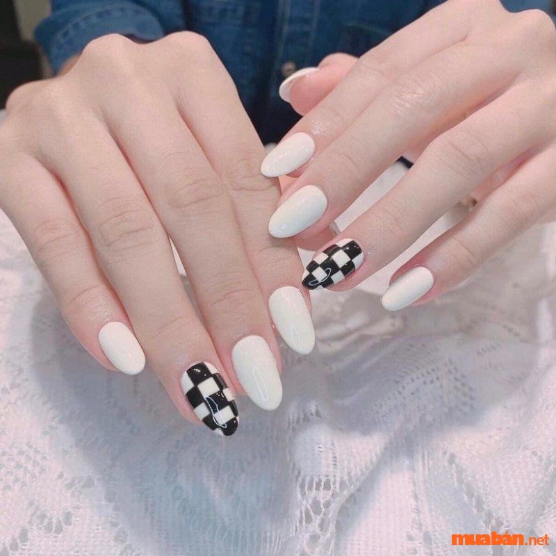 Nail trắng đen caro đơn giản