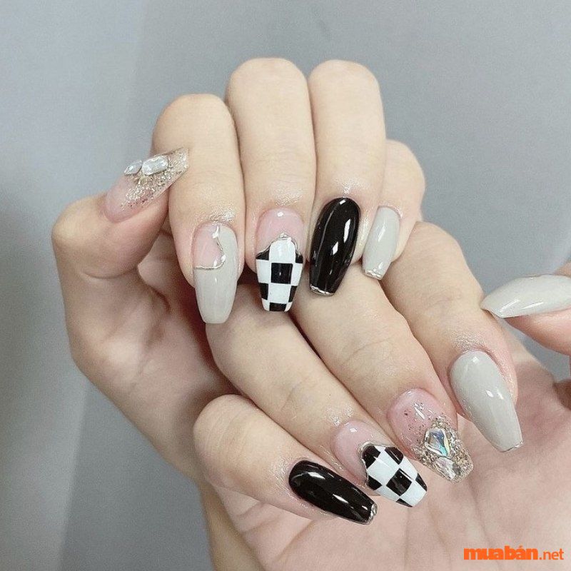 Mẫu nail trắng đen đơn giản