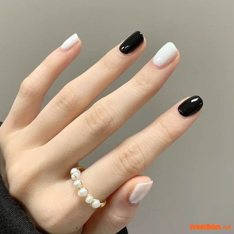 Mẫu nail đen đơn giản nhưng sang chảnh