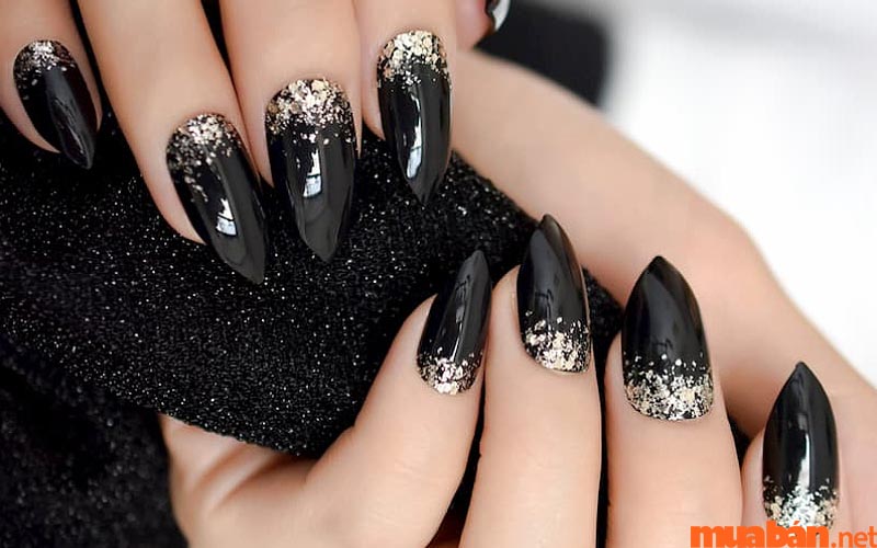 Mẫu nail đen nhũ bạc lấp lánh