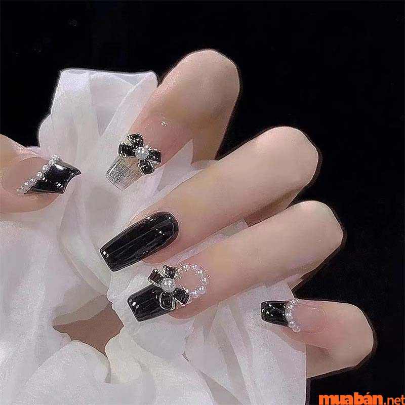 Mẫu nail đính đá đen trắng dễ thương