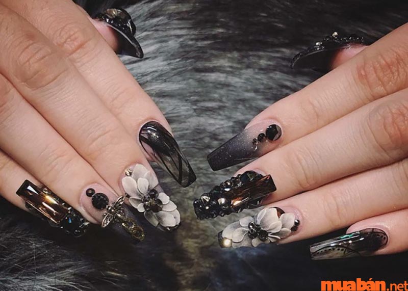 Mẫu nail kim sa hoa nổi trắng đen cho ngày cưới