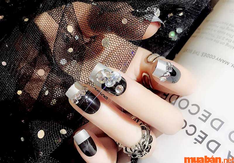 Mẫu nail đen trắng kim sa để đi tiệc