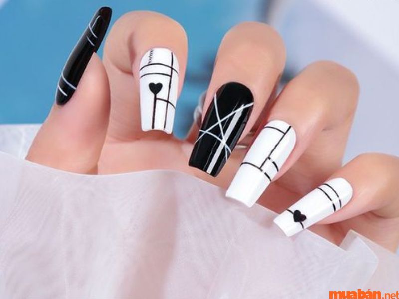 Mẫu nail họa tiết sọc sang trọng