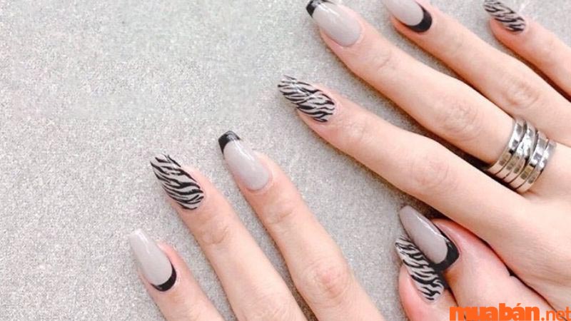 Mẫu nail họa tiết dọc được nhiều bạn nữ yêu thích