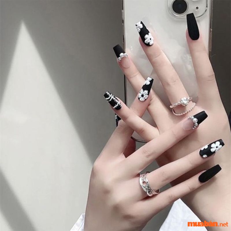 Nail đen trắng hình hoa cute