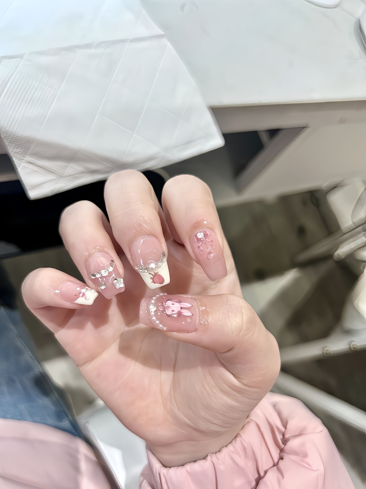 Mẫu nail này sử dụng những viên đá nhỏ, lấp lánh được đính trên nền sơn hồng trong suốt