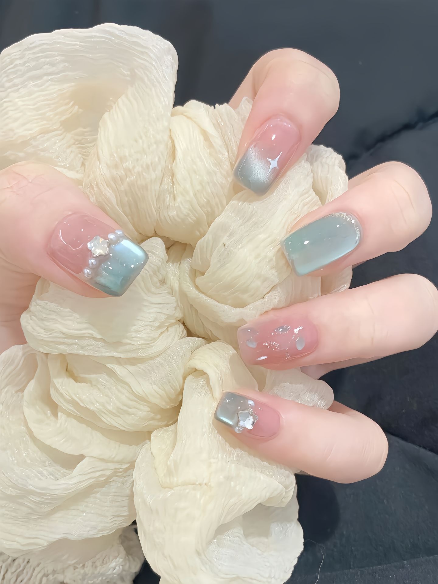 Mềm mại, thanh mát và đầy sức sống với bộ nail thạch xanh