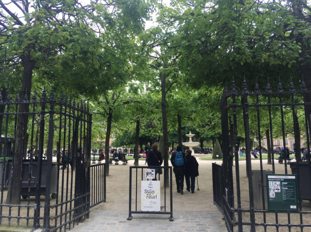 A gate going to the Place des Vosges