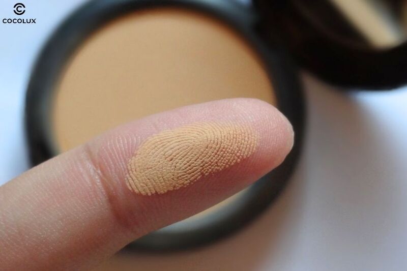 Kết cấu của phấn phủ MAC Studio Fix Powder Plus Foundation