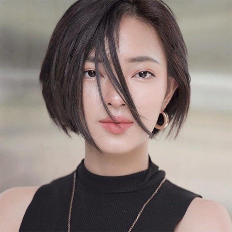 Kiểu tóc ngắn layer asymmetrical layered bob mạnh mẽ