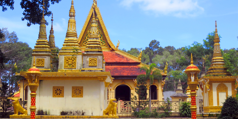 Chùa Âng, hay còn được biết đến với cái tên tiếng Khmer là Wat Angkor Raig Borei.