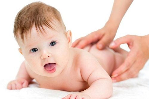 Xoa dịu bé là một trong những biện pháp để trẻ thoải mái không vặn mình