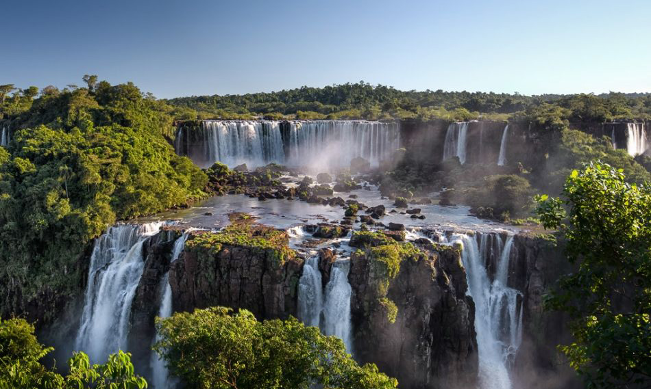 Ngọn thác Iguacu nổi tiếng cũng nằm trong vườn quốc gia này. Tour du lich nuoc ngoai.