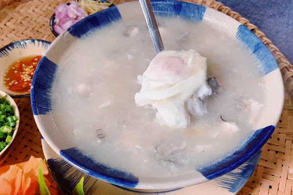 Trứng gà thêm vào cháo hàu