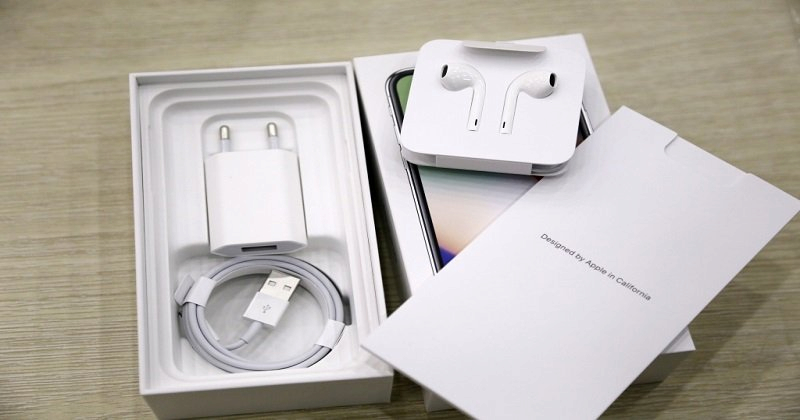 Phân biệt iPhone chính hãng và iPhone xách tay dựa vào củ sạc