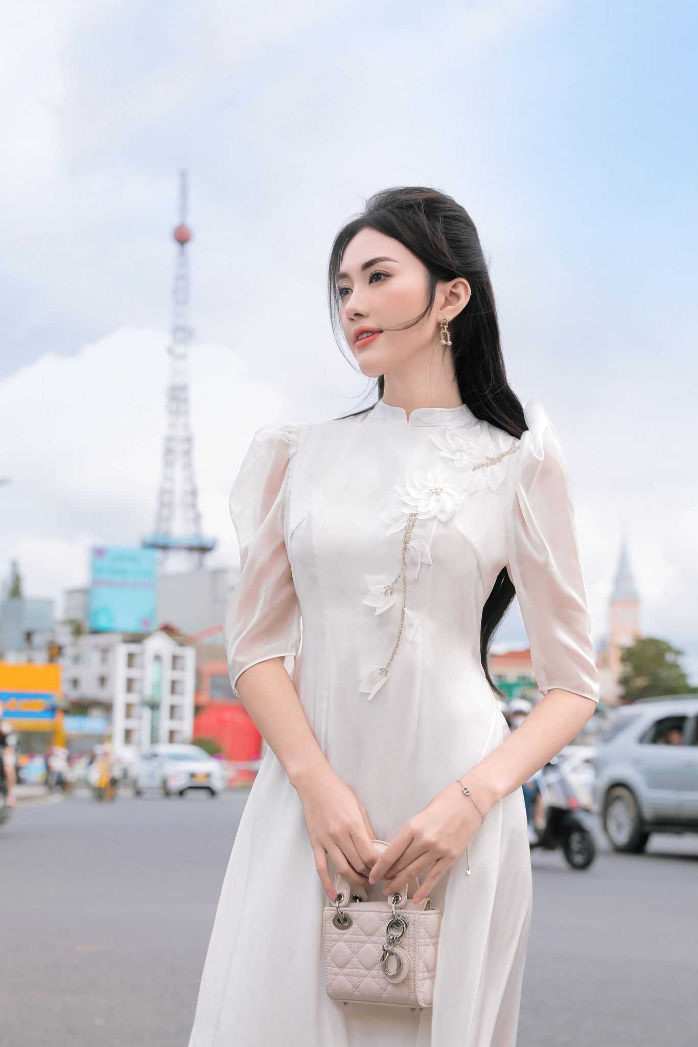 ao-dai-tay-phong-phoi-hoa-tiet-theu-dinh-noi-ad117 4