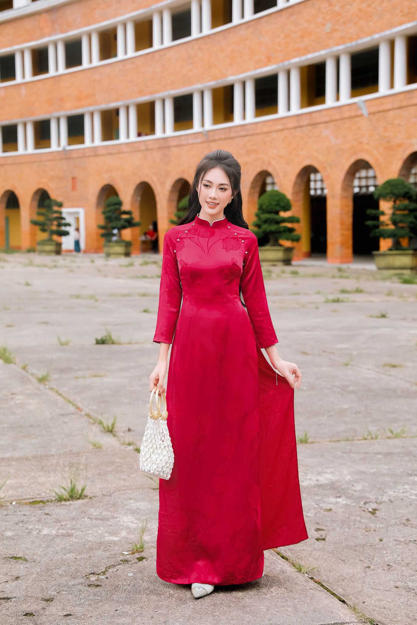 ao-dai-truyen-thong-vai-gam-phoi-ngoc