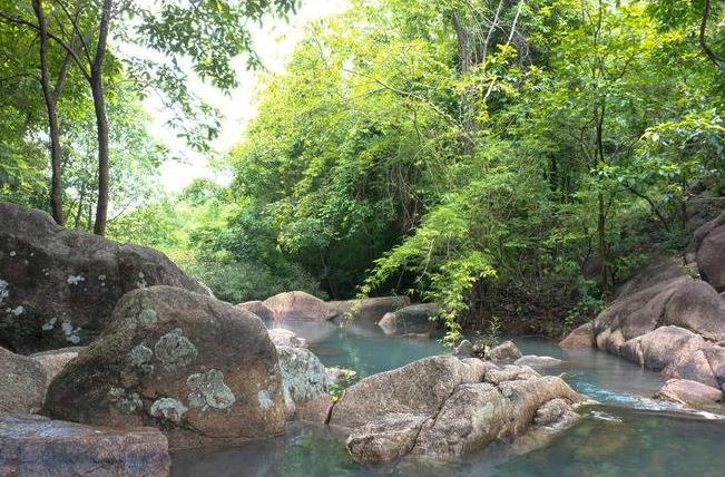 Mùa mưa là lúc nước suối và phong cảnh nơi đây trong lành, tươi mát hơn, nước suối dâng đầy và trong xanh hơn.