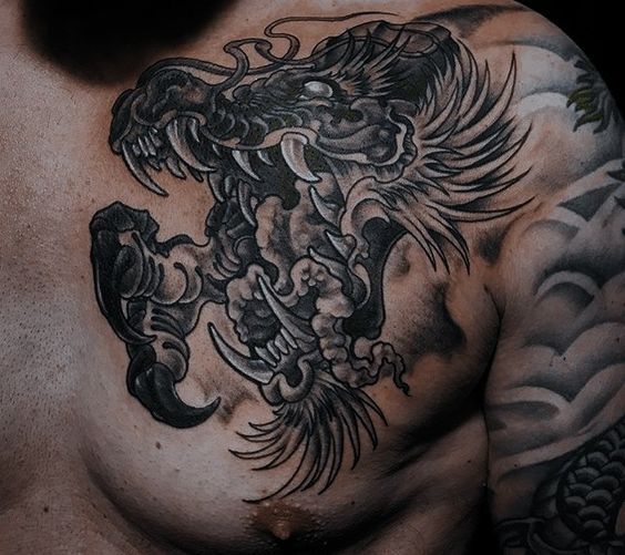 tattoo mẫu hình rồng đầy uy lực bên vai cho nam