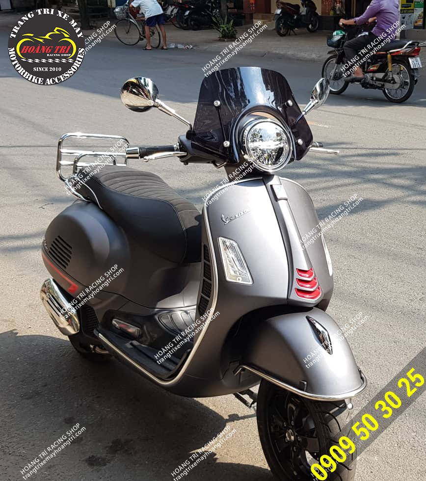 Chiếc Vespa GTS trang bị kính chắn gió Emax