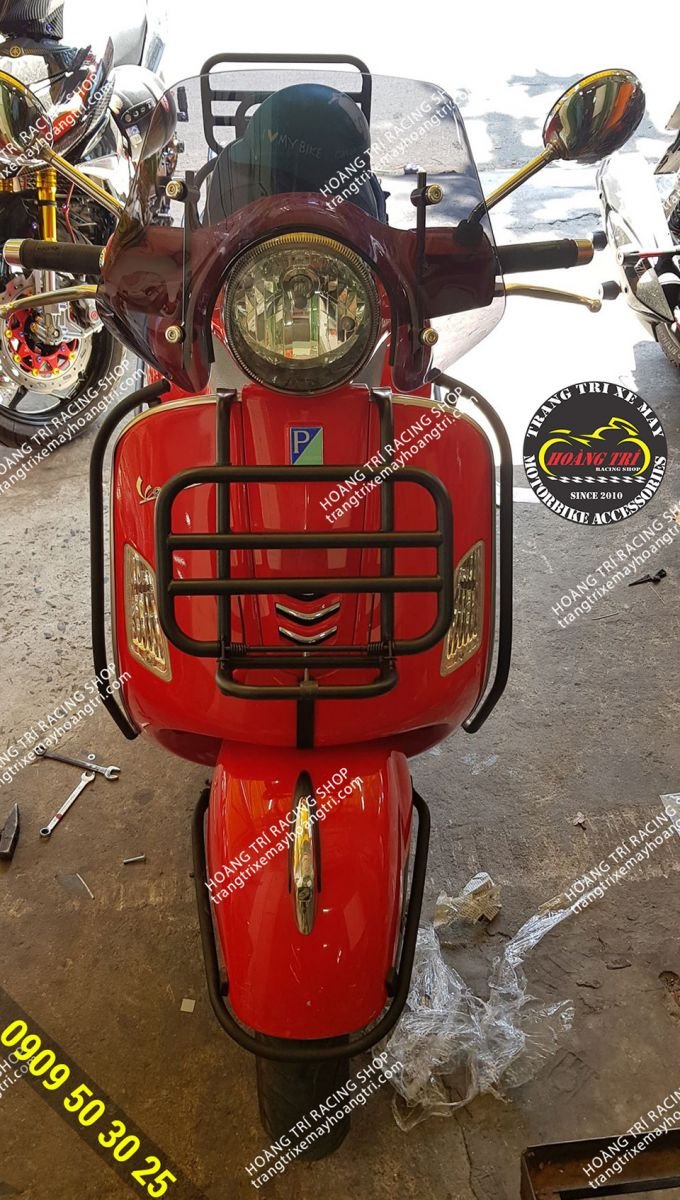 Kính chắn gió Emax đã được gắn trên Vespa GTS