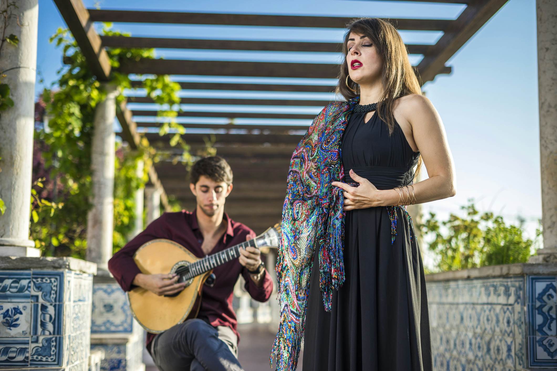 A woman sings while a man plays guitar