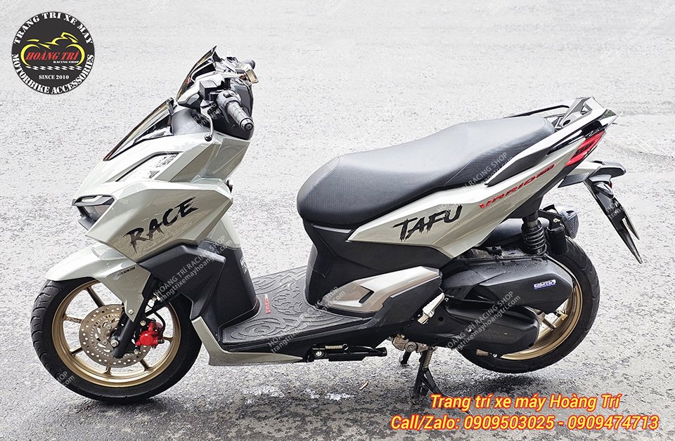 Toàn cảnh view bên trái của xe Vario 160 khi đã thay thế mâm zin bằng mâm 8 cây Racing Boy